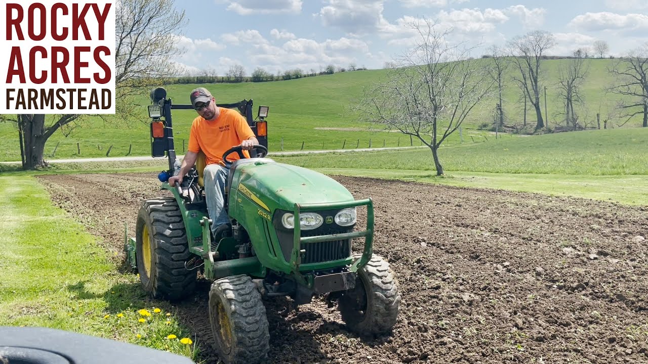 Вспашка огорода с помощью трактора John Deere 2032r! Весна 2022 года!