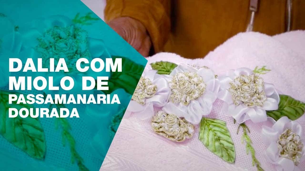 Dalia com miolo de passamanaria dourada com a Professora Enedina Barbosa