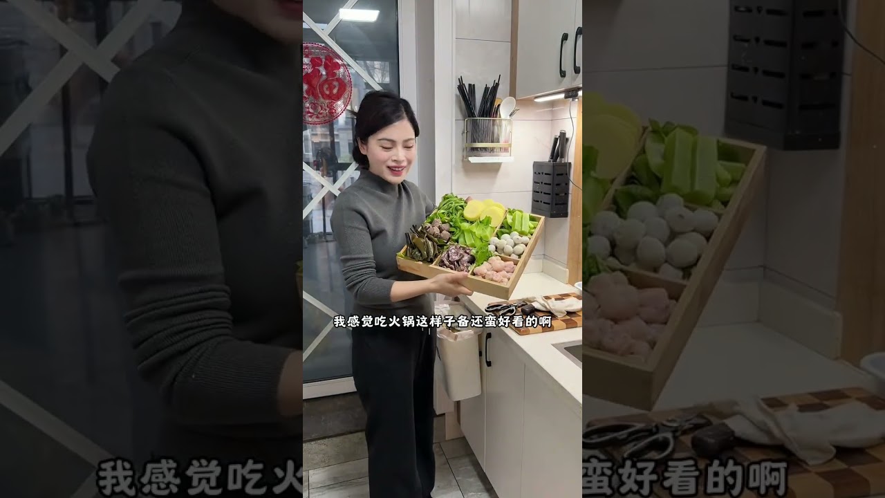 冬天的快乐是火锅给的，每年一到冬天，我们家就喜欢吃火锅，今天冬至约上姑姐一家，还有老公的姑姑，筒骨煲还有广式榴莲鸡煲，人多主打就是个热闹，外面味道虽好，但喜欢在家吃的氛围，火锅咕噜……