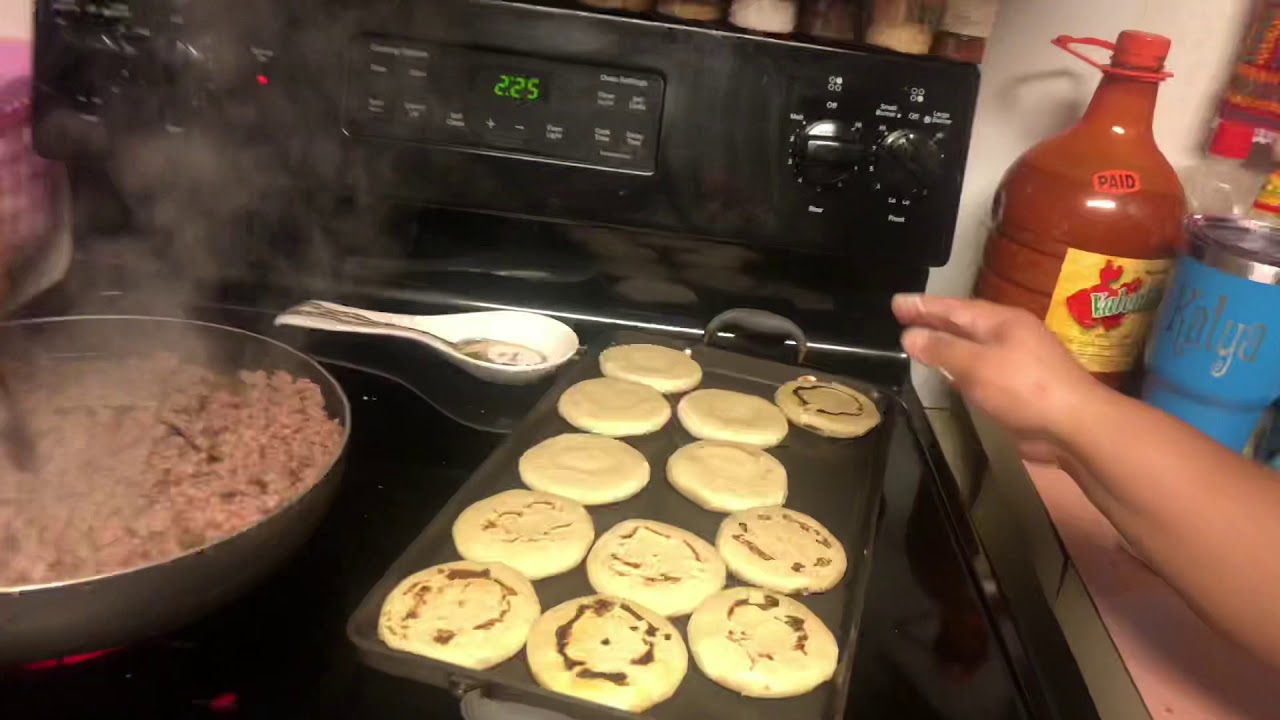 Mi cuñada haciendo garnachas Guatemaltecas