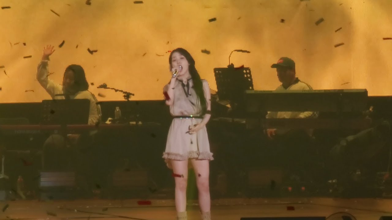 240420 IU 'H.E.R.' in Singapore - Shopper | 아이유 싱가포르 콘서트 직캠 4K60FPS