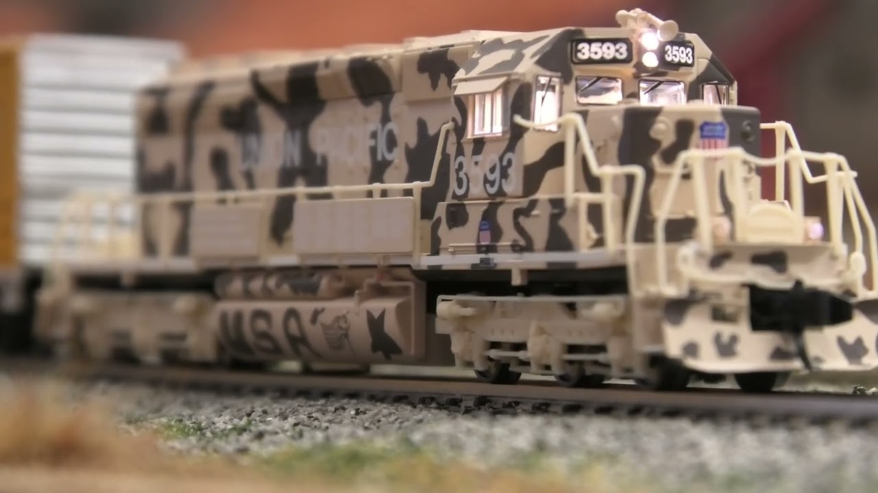 Поезд EMD SD40-2, масштаб N, UP 3593, схема окраски «Пустынная победа»