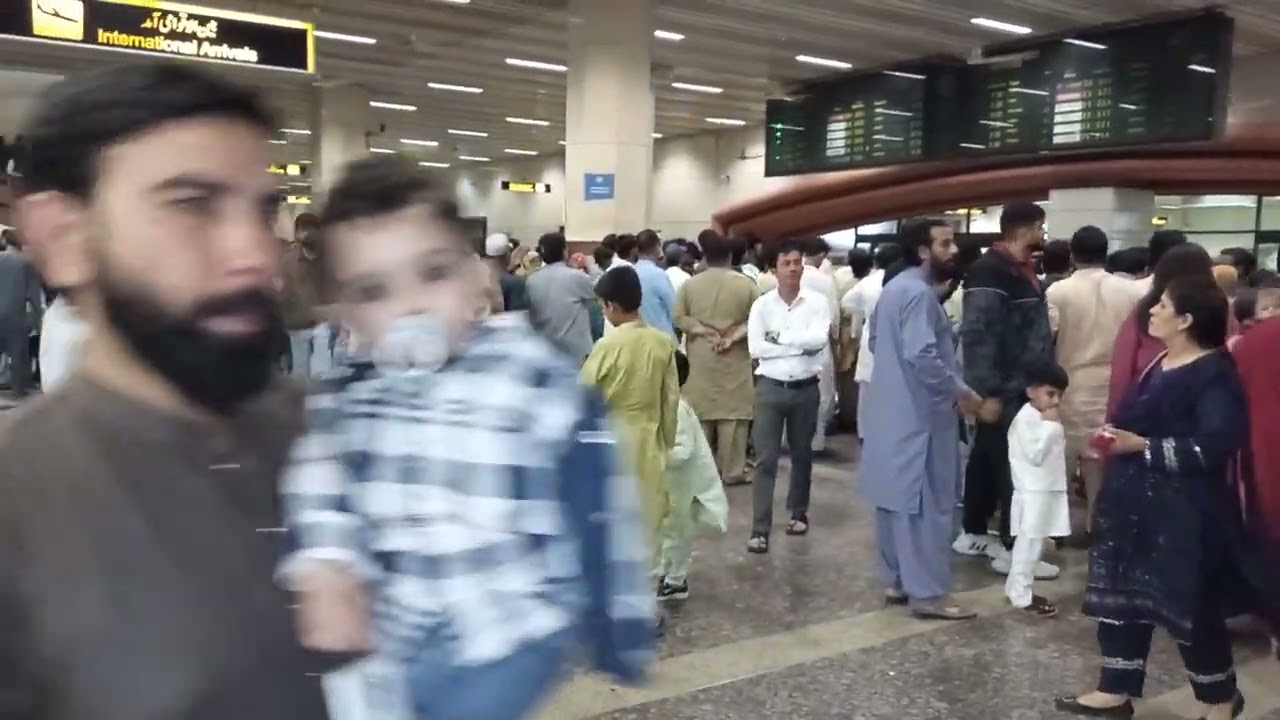 Who is coming ?// Lahore Airport // @mumtazzafar 4478