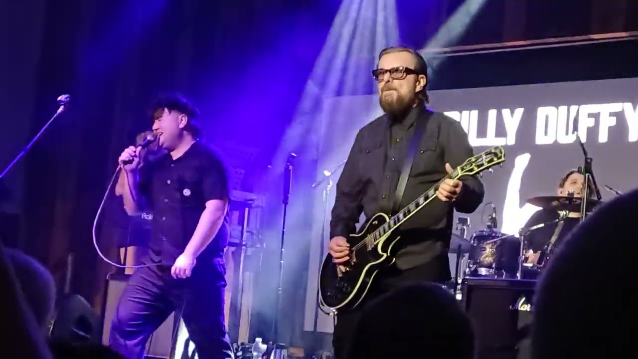 Evan Peters,  Billy Duffy and The Alarm. ( cult cover Rain).The gathering Cardiff 2026.