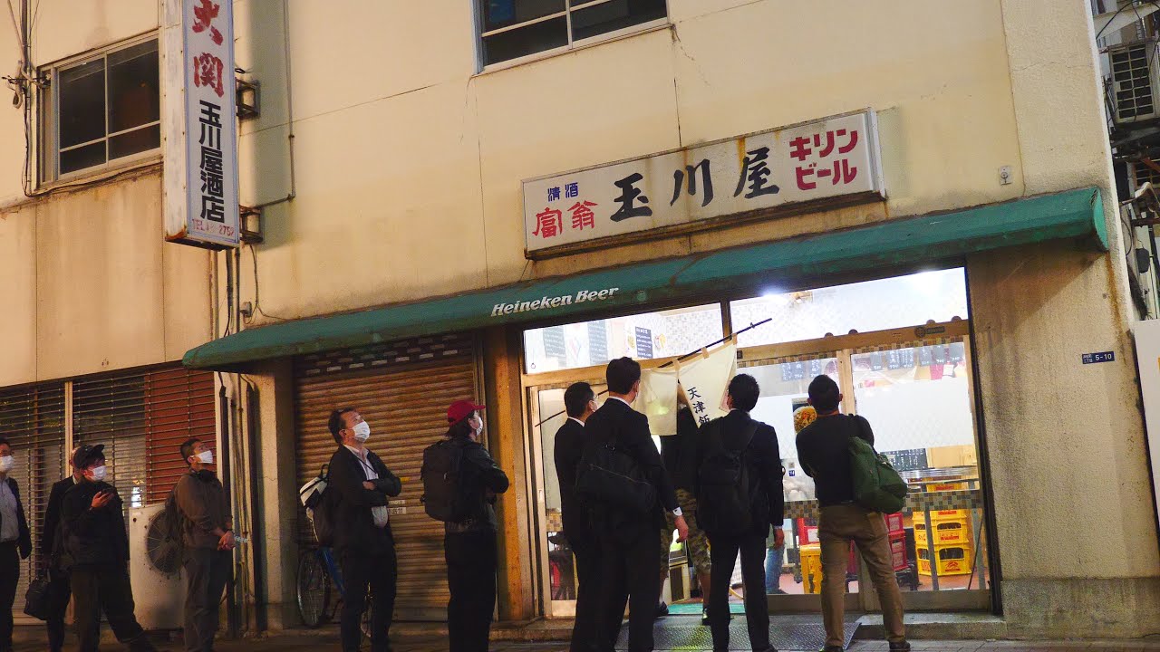 帰宅途中のサラリーマンが続々と吸い寄せられる角打ちの魅惑チャーハン「玉川屋酒店」の仕込みに密着｜japanese street food