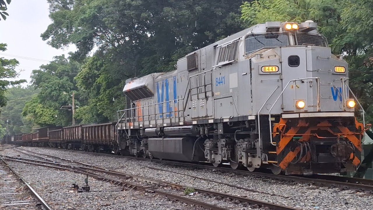 Trem cargueiro com locomotivas EMD SD70ACeBB passando por Itaúna MG 