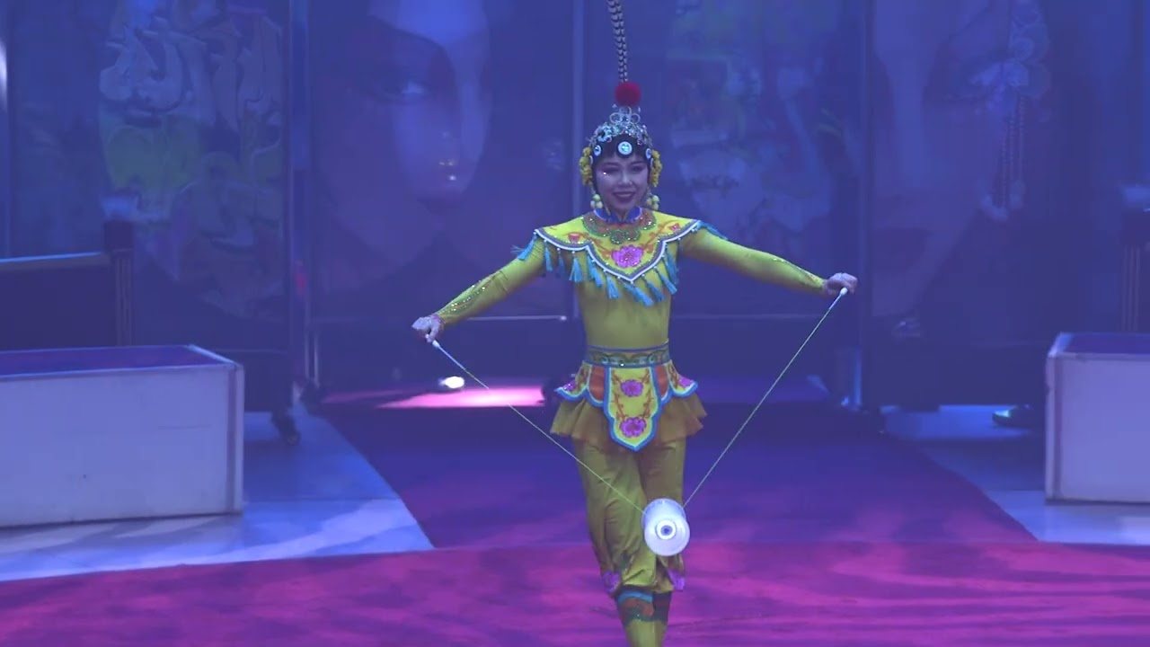 The Acrobatic Troupe of Dezhou City - Diabolo (China)