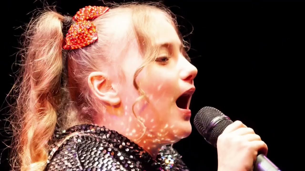 Immi age 9 sings Who’s Lovin’ You at the Welwyn Hatfield Awards Ceremony - Jackson 5 - WOW!!!