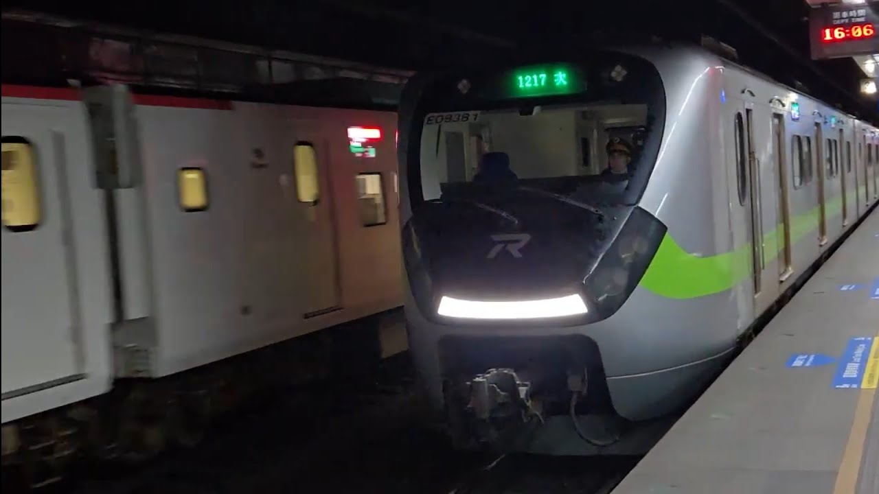 434次樹林發車開往新左營的EMU3000型十二輛編組EMU3008皮蛋豆腐騰雲號紅色帶新城際自強號列車，和1217次基隆發車經由山線開往苗栗的銀綠色微笑號EMU900型十輛一編組EMU938區間車