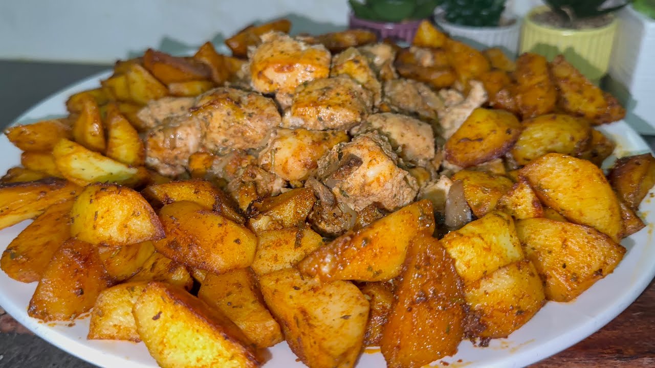 صدر الدجاج طري ومحمر فالفران مع بطاطا محمرة 😋 وصفة سهلة وبنين#صدر_الدجاج#البطاطا