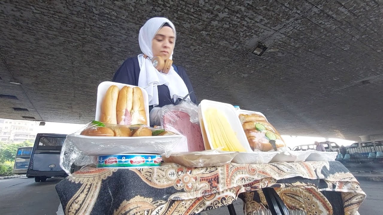 الرزق يحب الخفية.. إيمان بكالوريوس تجارة تبيع سندوتشات بموقف الأتوبيس