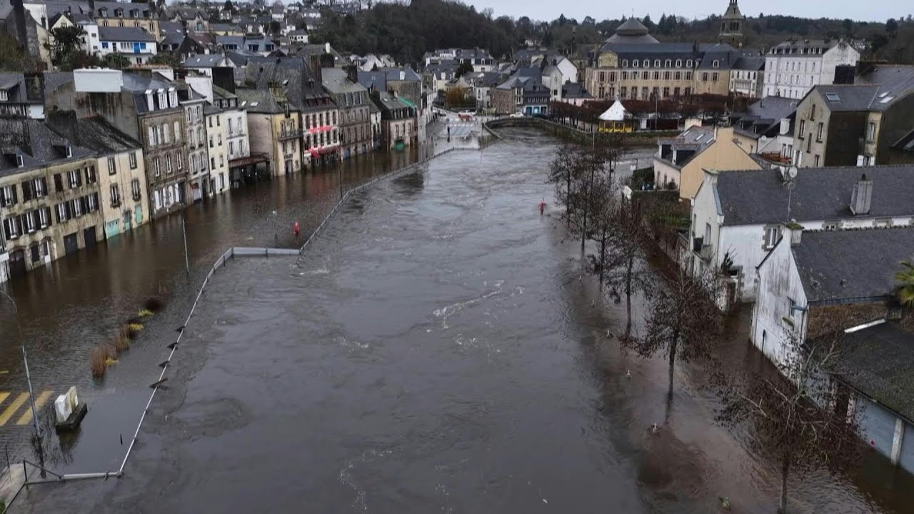 Crues : les quais du centre-ville de Quimperl&eacute; (Finist&egrave;re) toujours inond&eacute;s | AFP Images