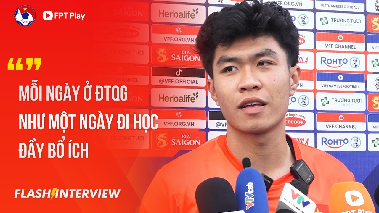 TRUNG VỆ TRẺ LÝ ĐỨC NÓI VỀ CÁC ĐÀN ANH TRÊN TUYỂN VÀ NHỮNG BÀI HỌC QUÝ GIÁ NHẬN ĐƯỢC