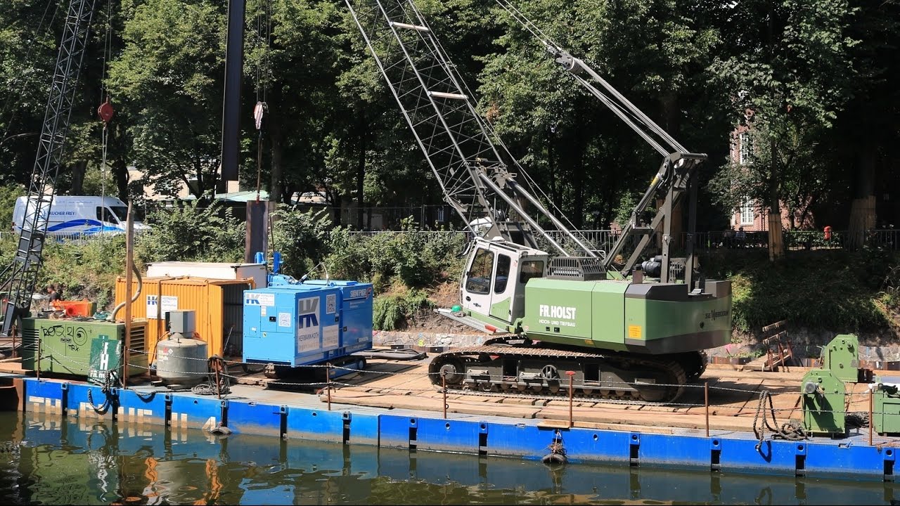 RAUPENKRAN GITTERMASTKRAN AUF PONTON BAUSTELLE IM WASSER SPUNDWAND NEUBAU