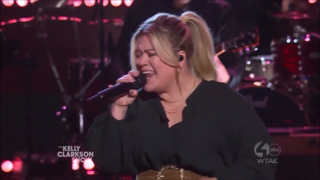 Kelly Clarkson & Lorna Courtney Sing 