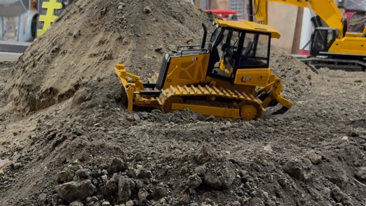 NEW! 1/12 scale D3 CAT dozer from toucan hobby