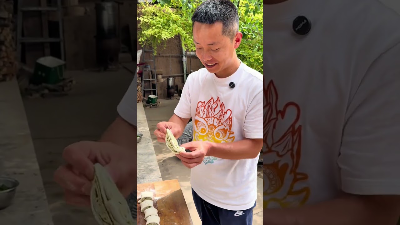 老发面馒头花卷 【灶火里的麦香诗】 抓一把带胚的全麦粉，老酵头在面盆里醒出年月的香。揉进灶火温，蒸出褐黄的馍，麦麸的粗粝裹着老面酸，咬开全是土地晒透的阳光。 没加一丝添加剂的馒头，歪歪扭扭的气孔里，