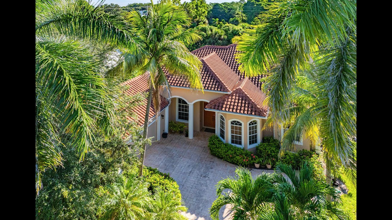 Spacious 4BR + Den Pool Home in Naples&rsquo; Hawksridge &ndash; Your Tropical Oasis Awaits