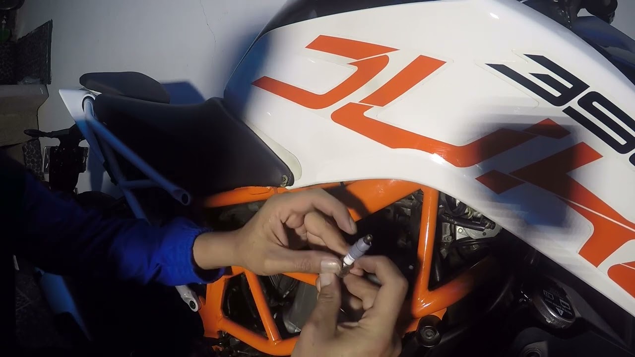 Ktm duke 390 cambio de bujía