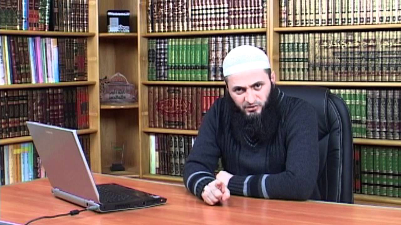 Ngritja e duarve në namaz pos tekbirit filesar, dhe lëvizja e gishtit ?