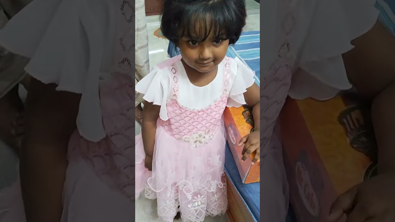 জন্মদিনের কেক কাটার জন্য পাগল হয়ে গেছে এবং তার দাদুকে দেখে একটু শরমও পাচ্ছে