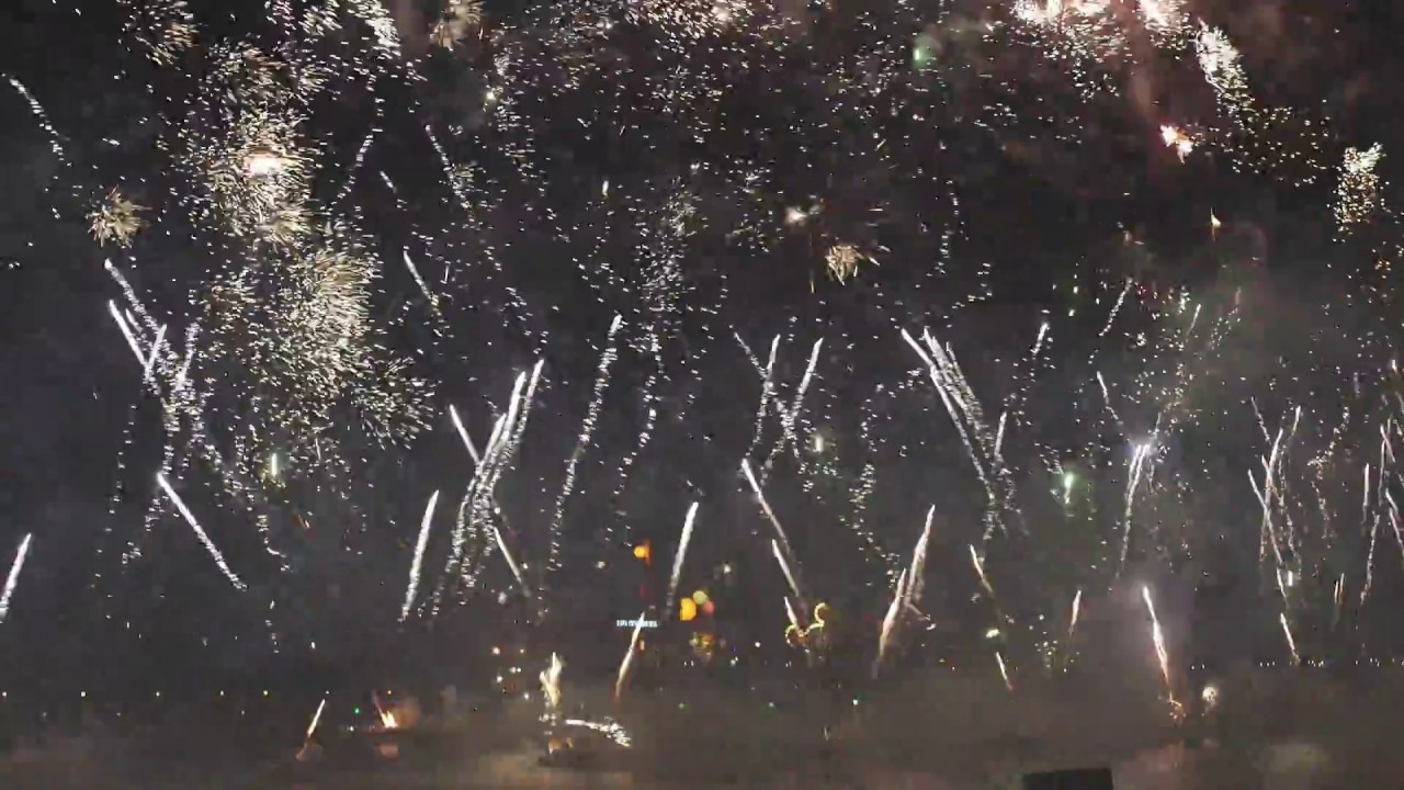 Feux d'artifice Disney Villages Nouvel an / Sony FS5 en basse lumière