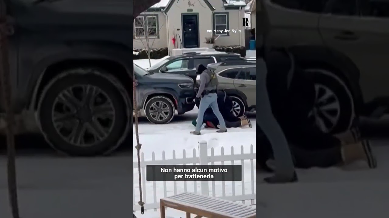 Agenti dell'Ice arrestano un automobilista a Minneapolis. I presenti: 