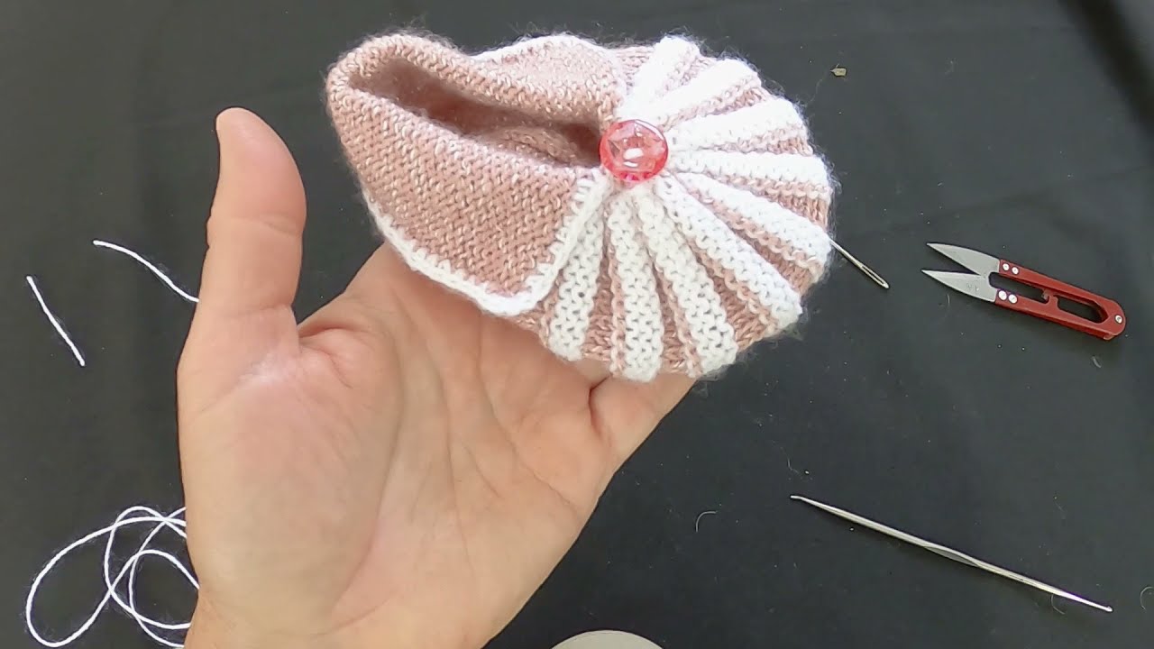 Sapatinho que parece feito à mão mas foi em máquina de tricô
