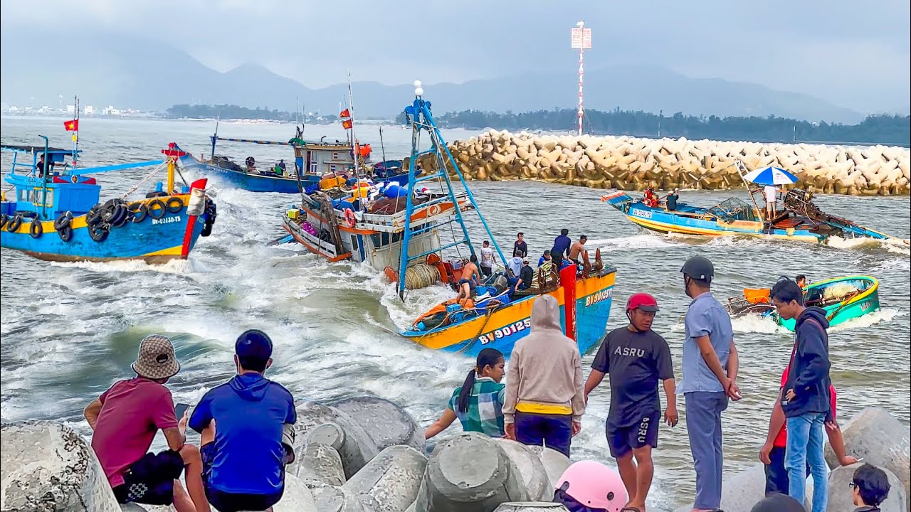 Cửa Biển Lộc An Gió Tây Nam Tăng Cường║Sự Cố Chiếc Ghe Bị Chìm Ngay Cửa