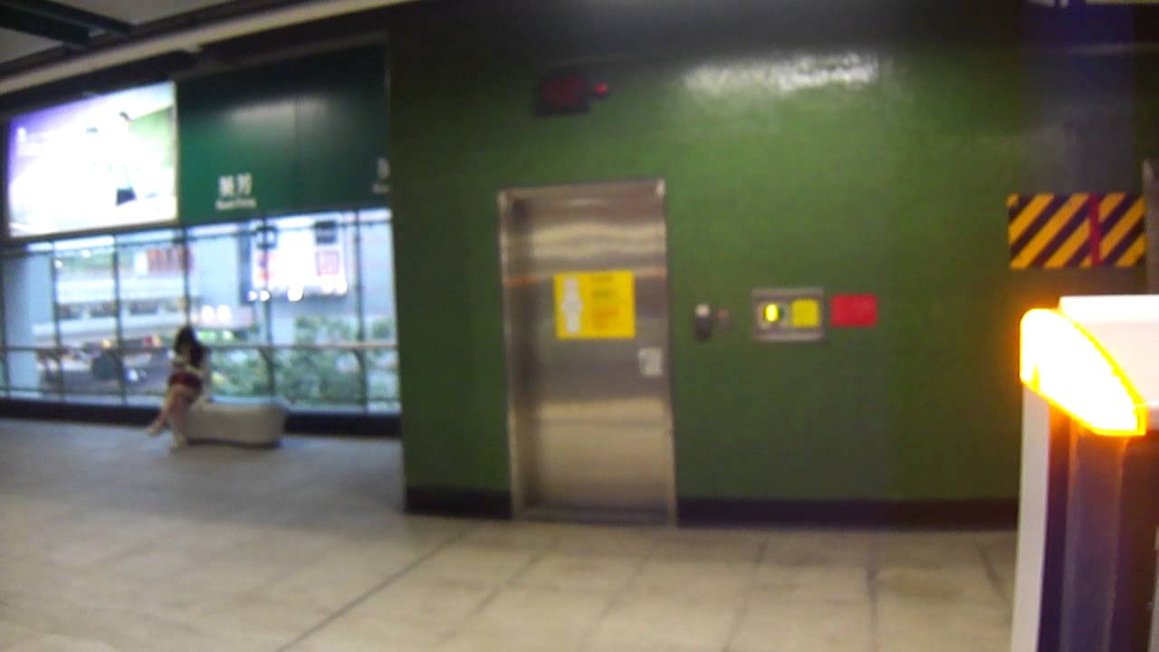 港鐵荃灣線M-Train(A232) 荔景至葵興 + M-Train列車 駛離葵興站1號月台