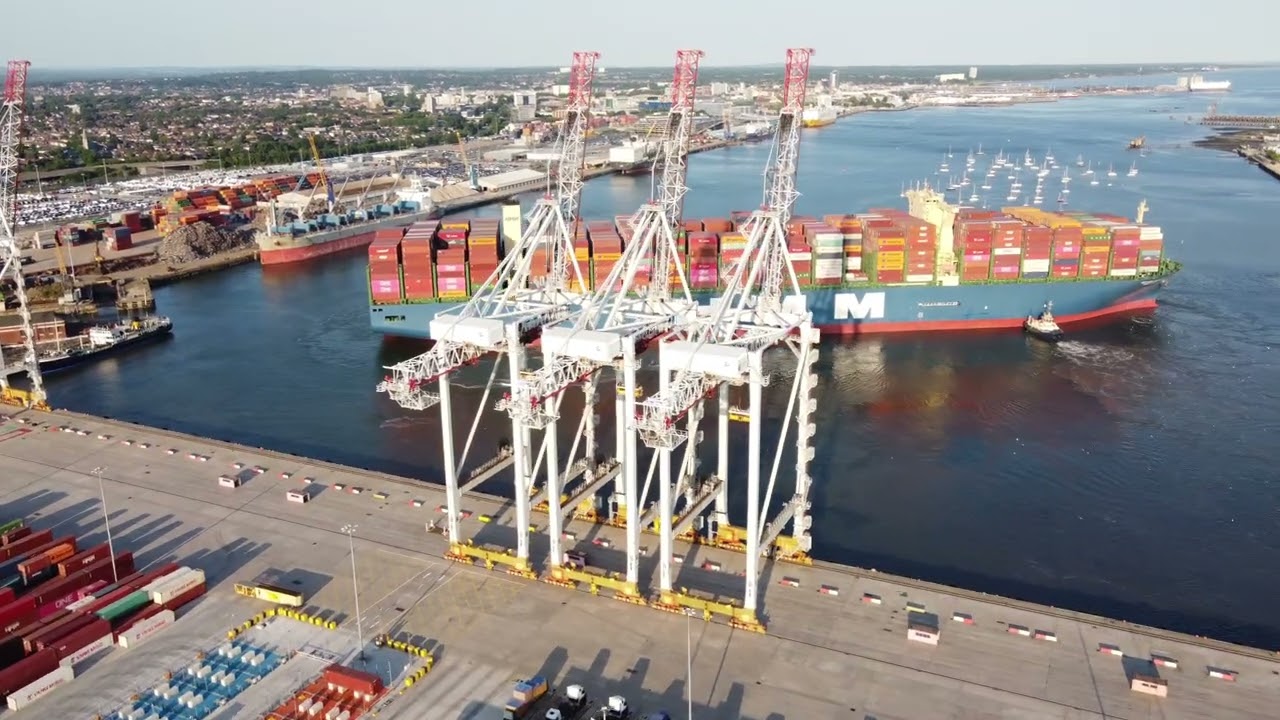 SOUTHAMPTON DOCKS, PORT, DP WORLD, HMM, HAPAG LLOYD, TRAMPSTA - CHUNKY, DRONE, 4K
