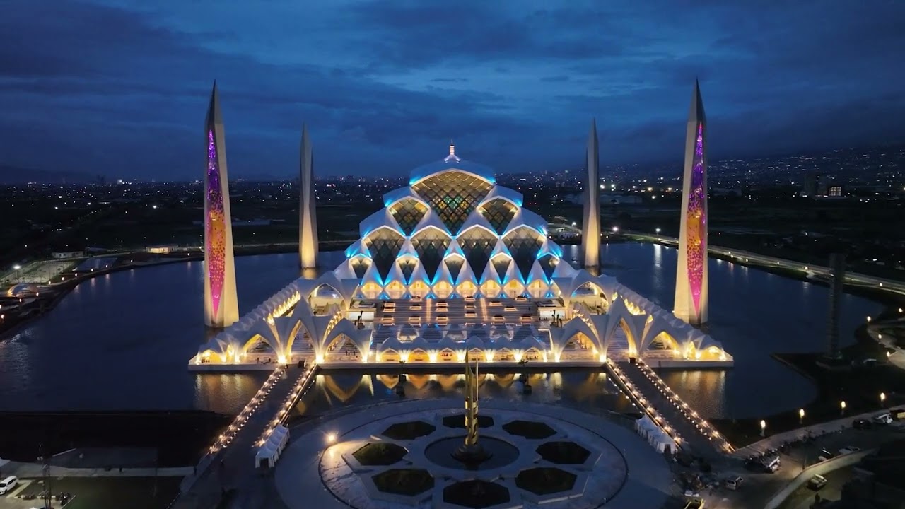 KEMEGAHAN MASJID AL JABBAR