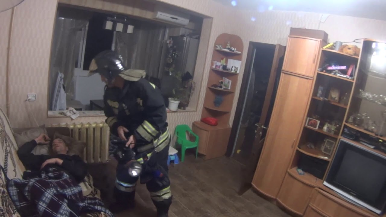 Уснул. Еда пригорела. Пожарные будят мужика