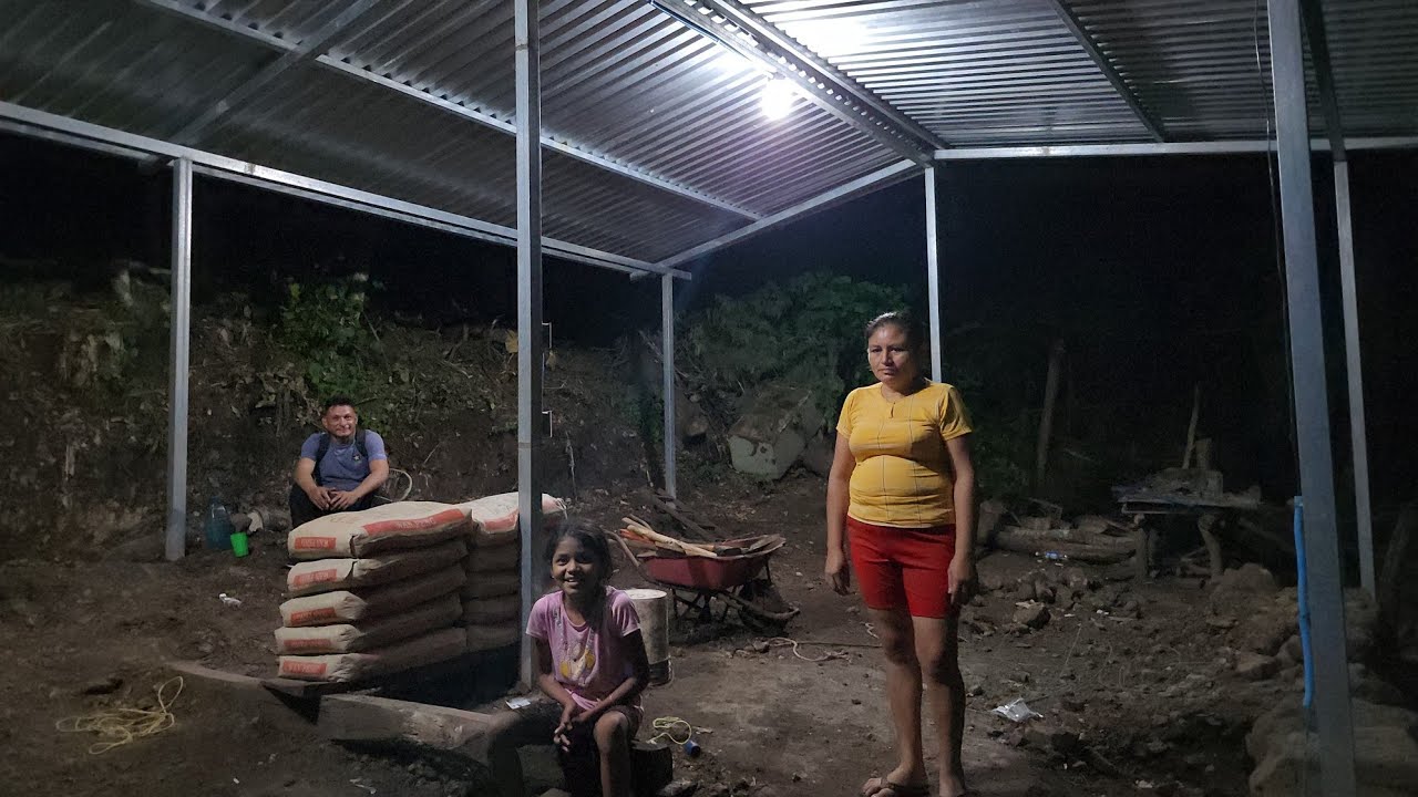 Juan perez lleva energía eléctrica a una familia salvadoreña