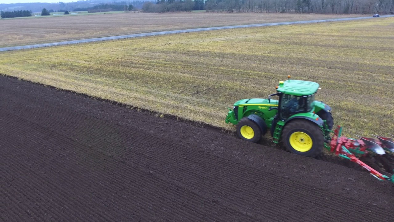 John Deere 8320R with Kverneland 6 furrow plough