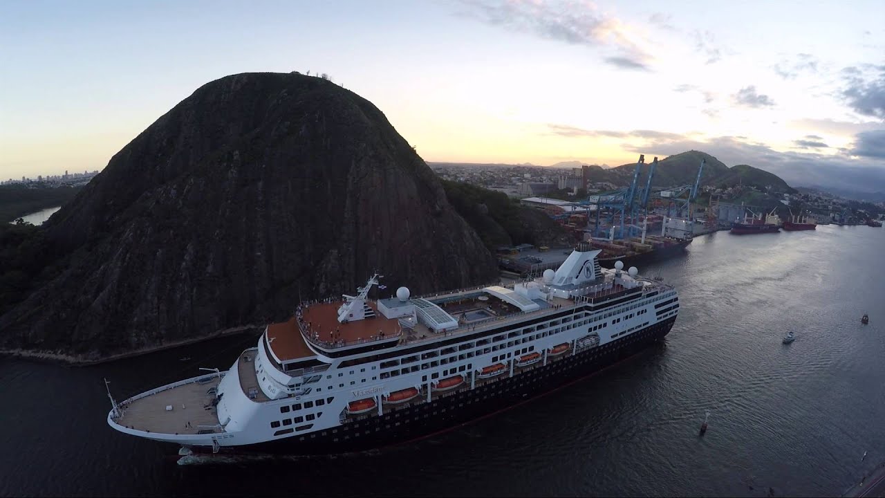 Navio de cruzeiro deixa a baía de Vitória, ES. Belíssimas imagens.