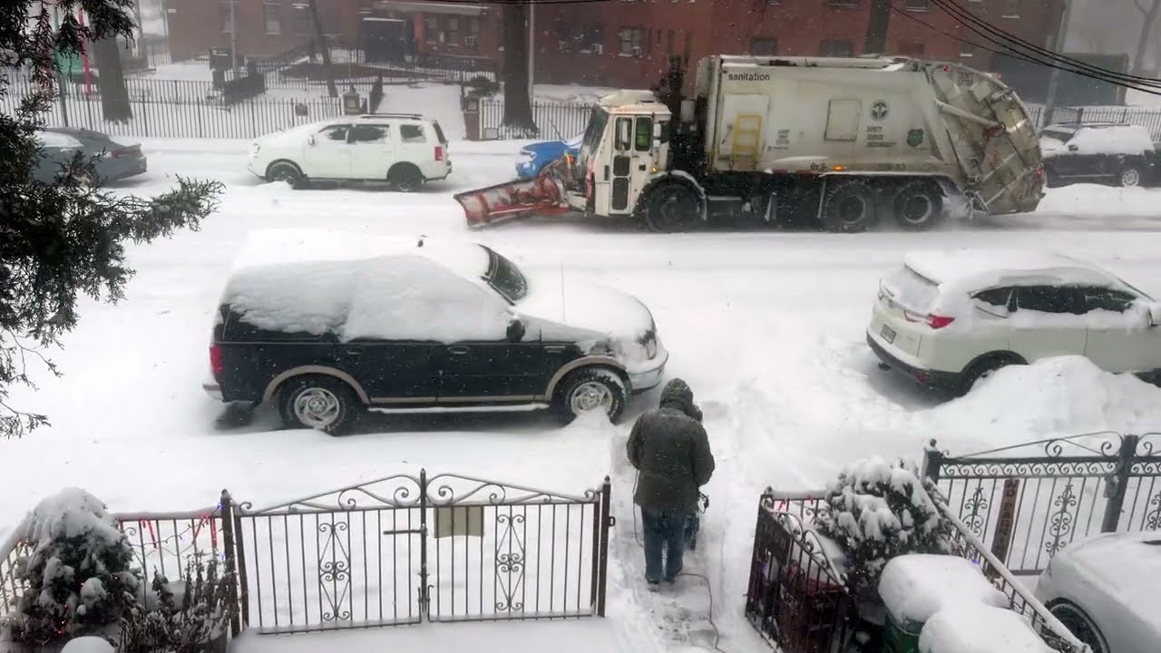 Snowing NYC 25 Jan 26