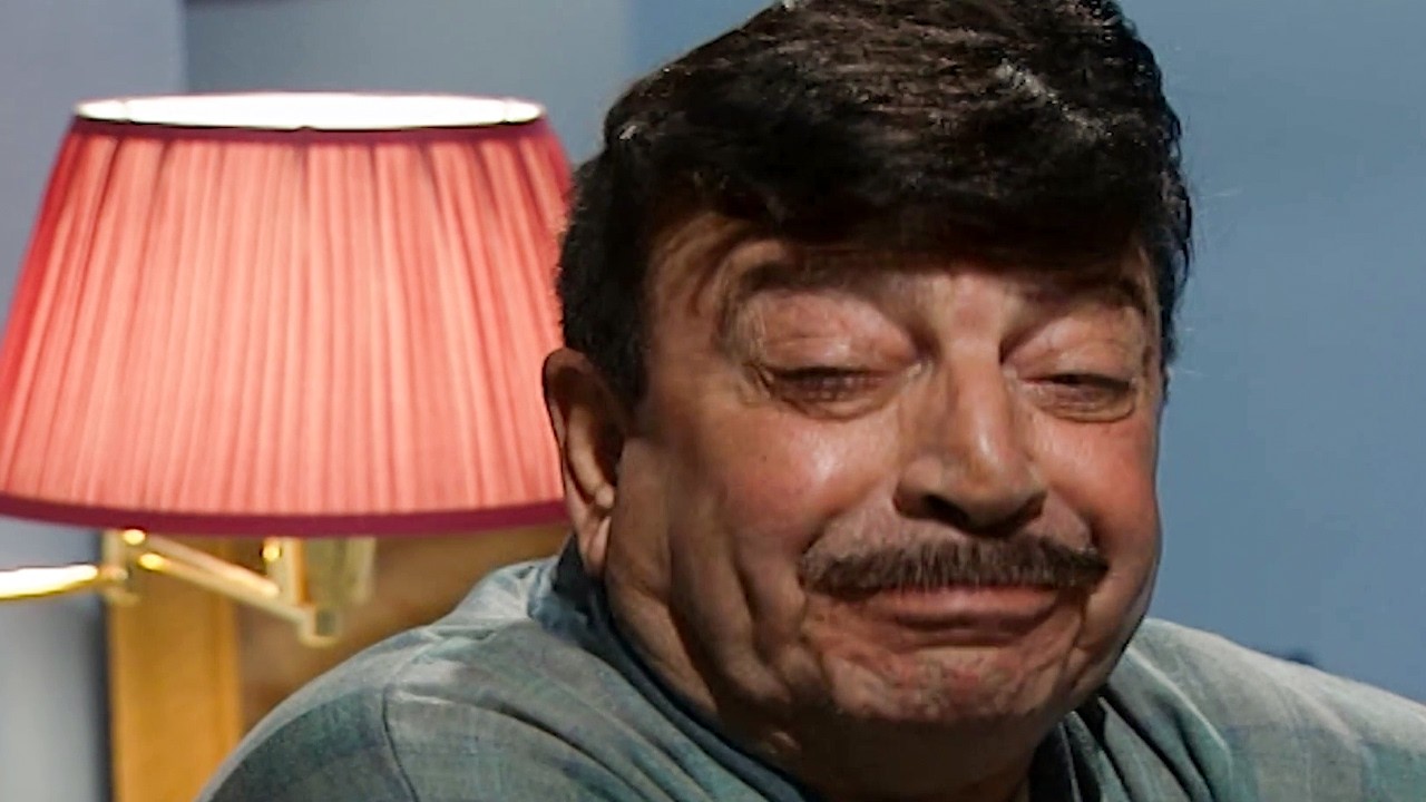عزمي بالباروكة ناطر العروس… وما بيعرف إنو رايح فيها! 🤦‍♂️😂