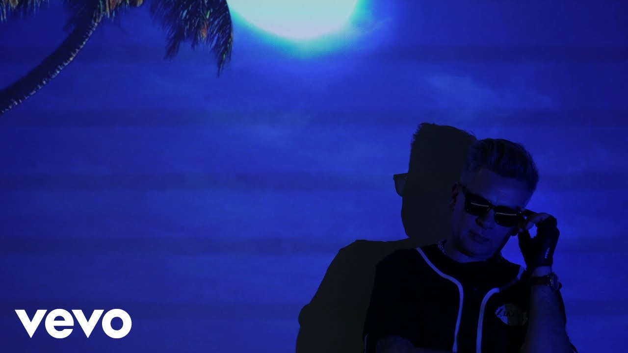 Benjamin Biolay - L'heure bleue (Clip officiel)