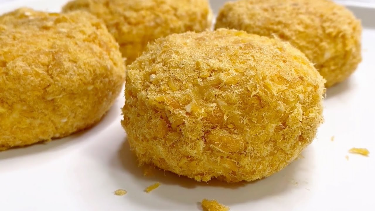 The process of making a sandwich meat floss cake