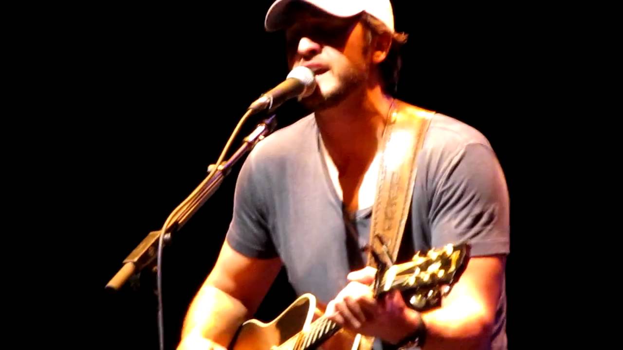luke bryan performing 