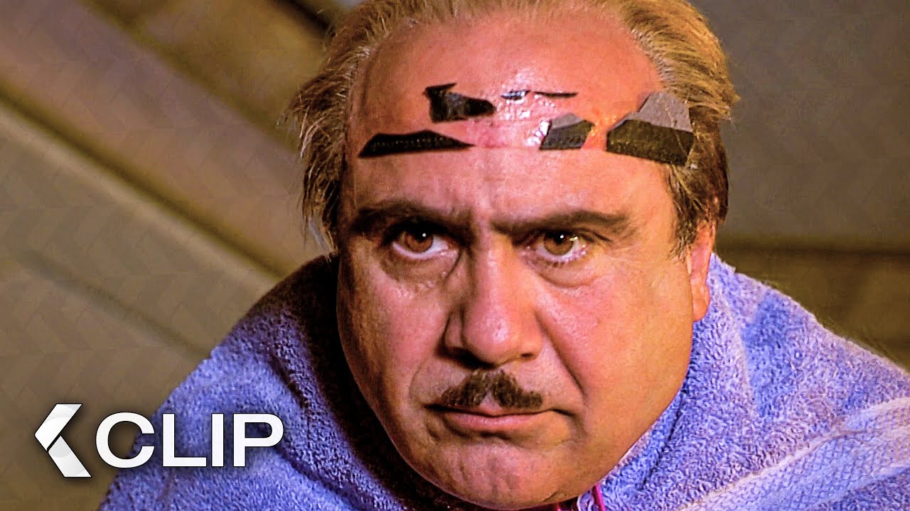 A Danny DeVito se el sombrero pegado a su Cabeza - MATILDA Clip