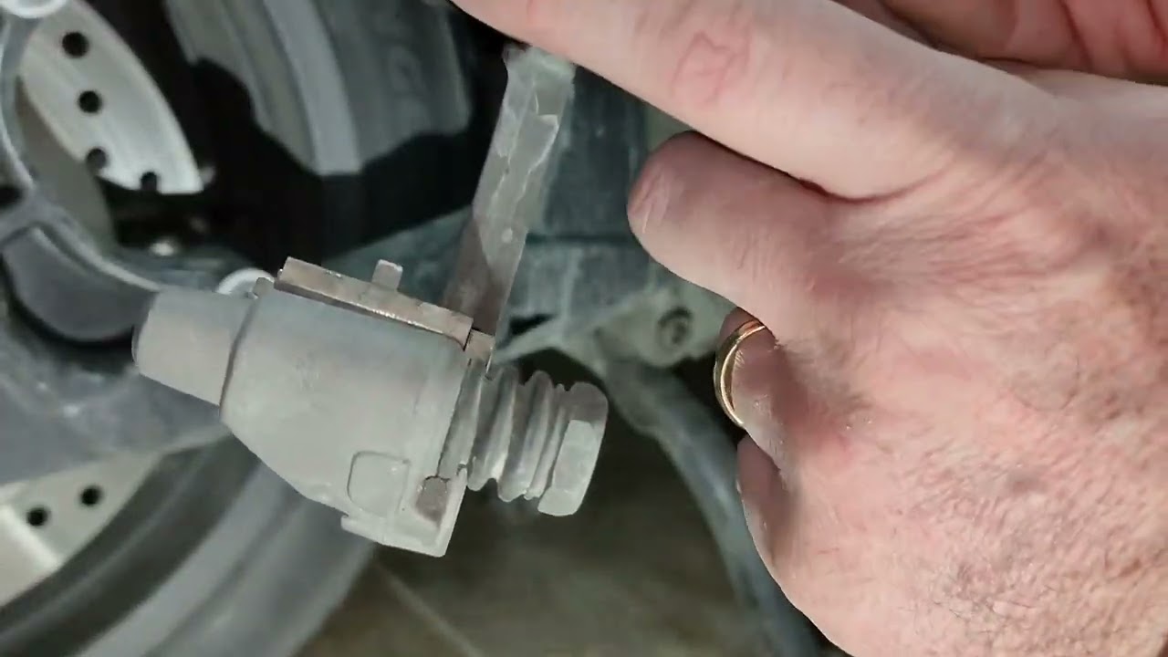 Cambio freni posteriori e pulizia pinza Honda Forza 300
