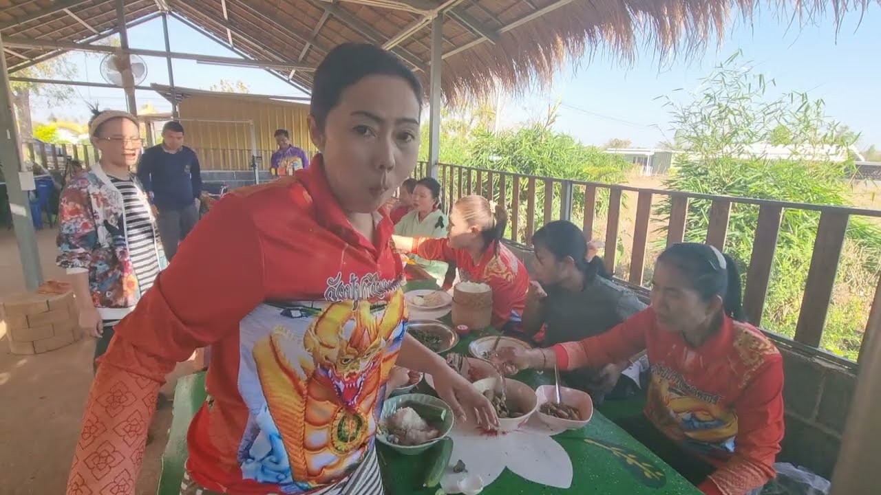กินข้าวอยู่ดีๆรถปูนมาต้องรีบวิ่ง555