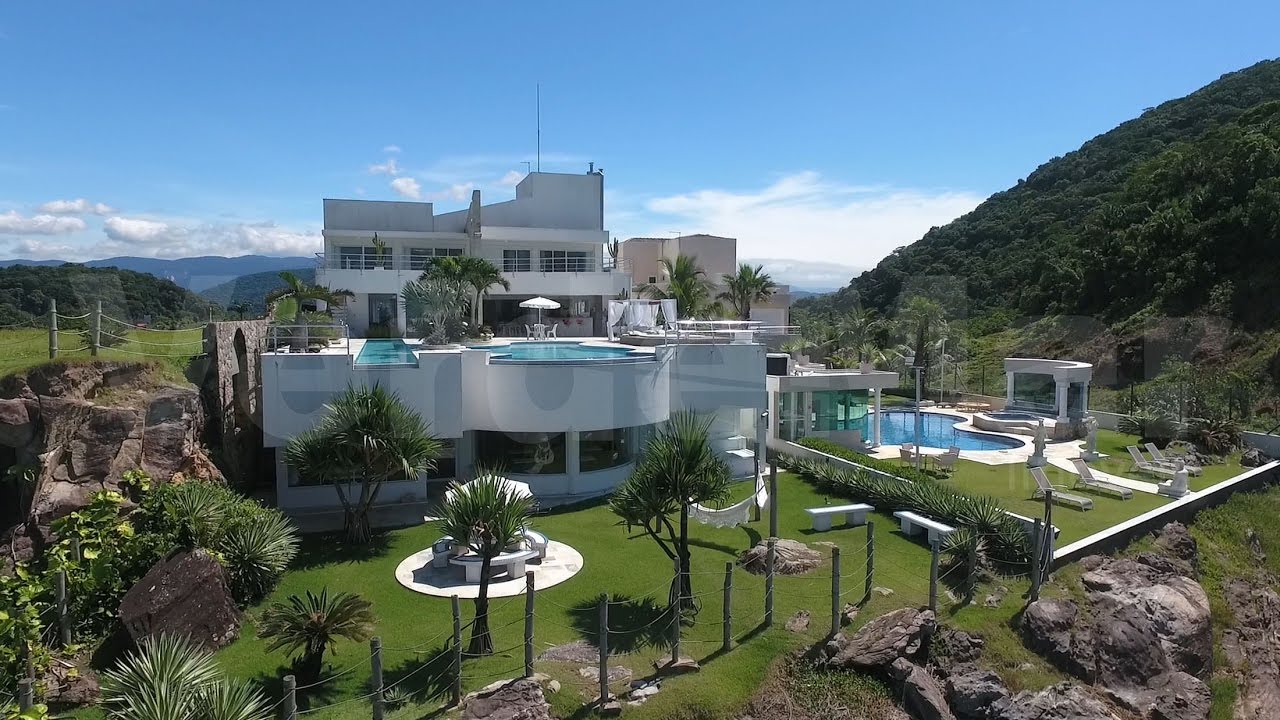 Mansão na praia do Pernambuco  no litoral Brasileiro em Guarujá | Verde Mar Imóveis