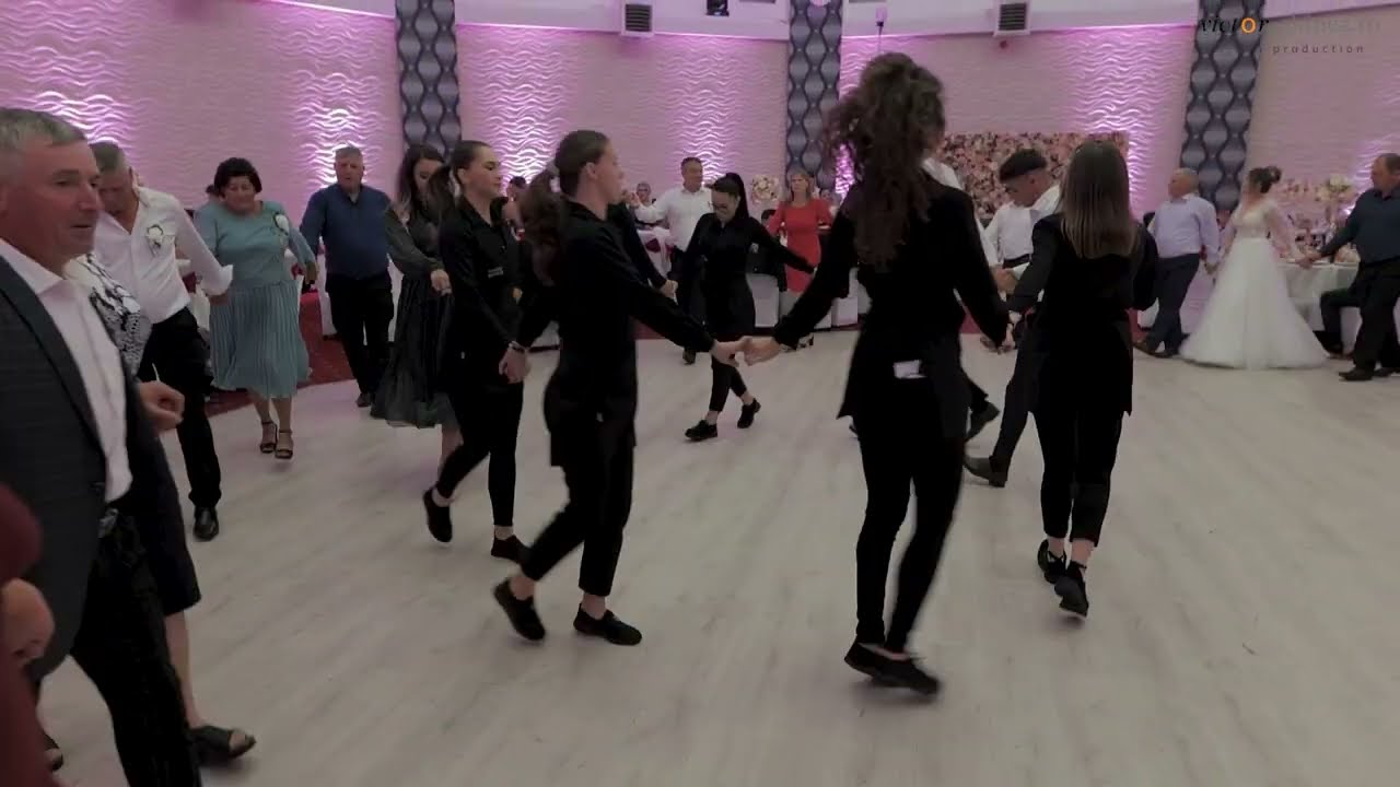 Personalul Restaurantului Tosca din Valui le arata invitatilor cum se danseaza o hora