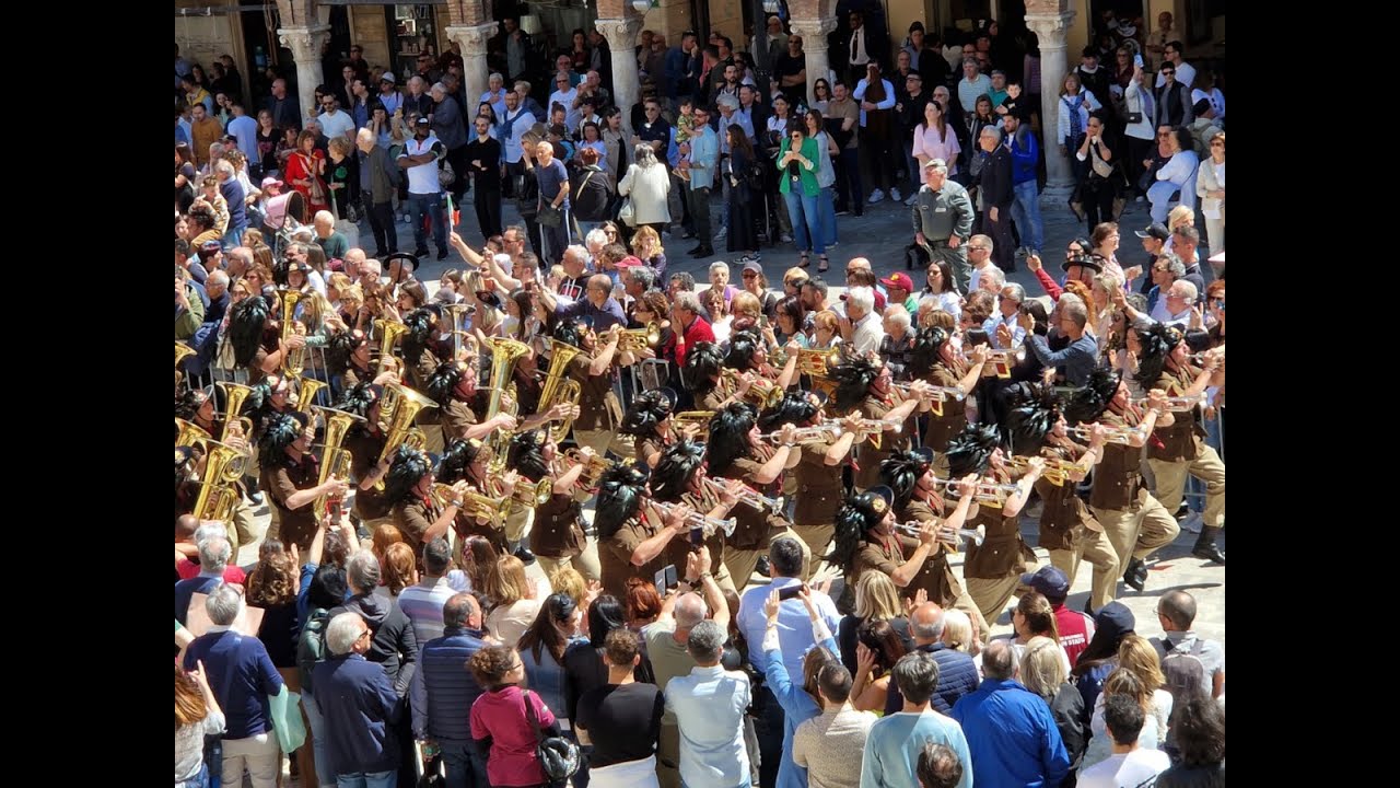 71° Raduno Nazionale Bersaglieri ad Ascoli Piceno, il passaggio delle fanfare in Piazza del Popolo