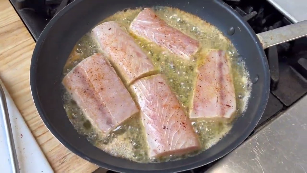 Filete de dorado con salsa de ajo, mantequilla y cilantro