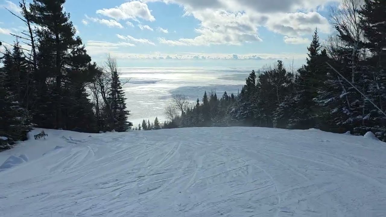 Le Massif Quebec. A split in the trails and views of the St Lawrence. L'Ecoutille & L'Anguille runs 