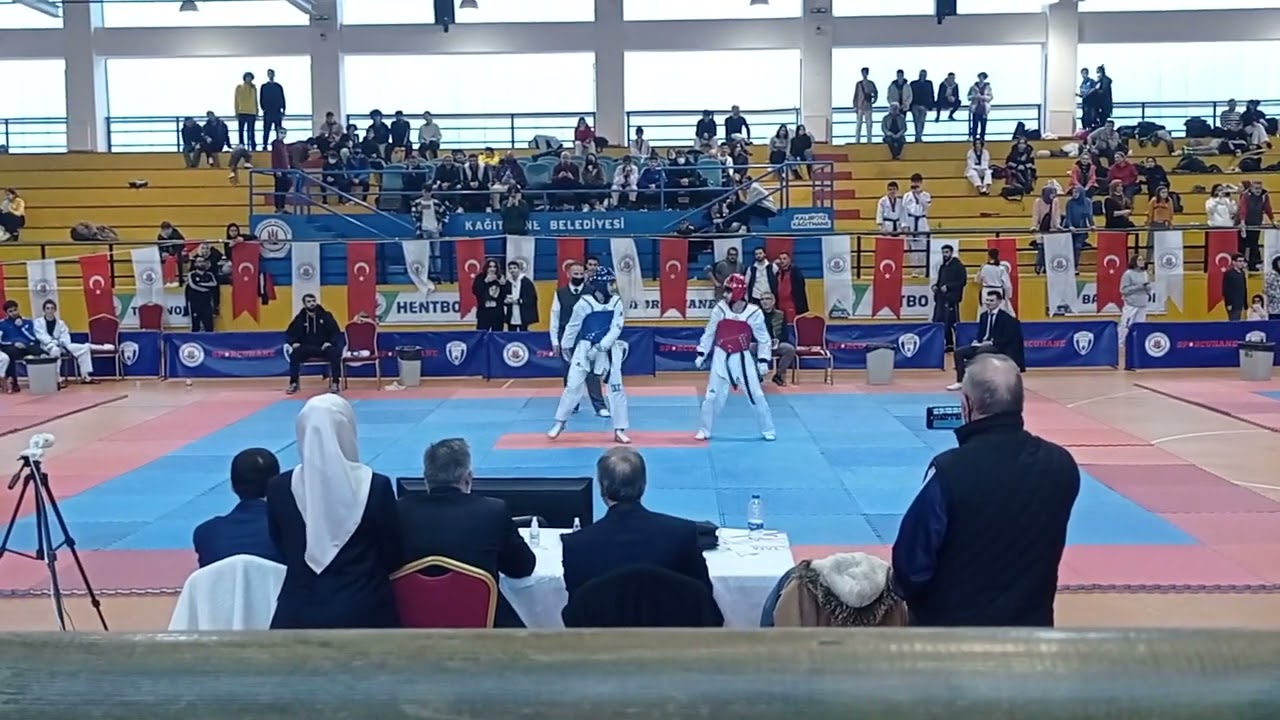 taekwondo İstanbul gen&ccedil;ler 59 kilo final (hakemi trolleyince hakem tekme atıyor)